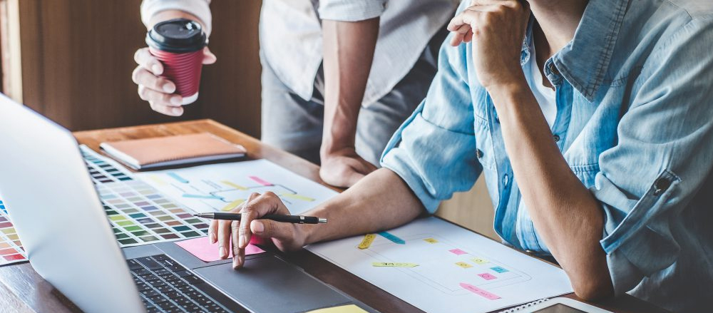 Projektant tworzy szkic dostępnej strony internetowej